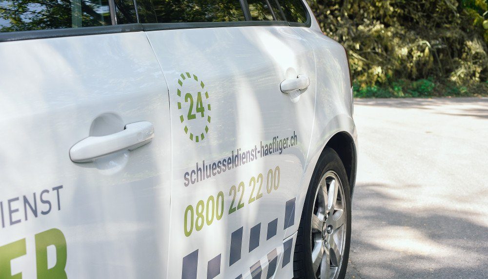 Schlüsselservice-Fahrzeug aus Bassersdorf auf der Fahrt zum Noteinsatz in der Glattal-Region